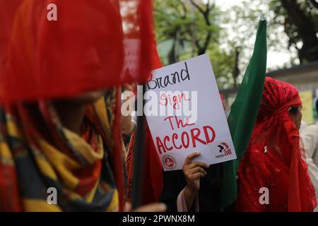 DHAKA, BANGLADESH - MAGGIO 1: Lavoratori dell'abbigliamento del Bangladesh e altri attivisti dell'organizzazione del lavoro partecipano a un raduno per celebrare il giorno di Maggio o Internazionale Foto Stock