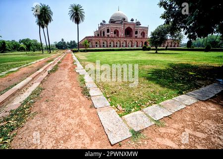 Delhi, India. 21st Apr, 2023. Vista della tomba di Humayun a Nuova Delhi. La Tomba di Humayun è un grande mausoleo dinastico che doveva diventare sinonimi dell'architettura Mughal. Il mausoleo fu completato nell'anno 1570 e contiene le tombe dell'imperatore Humayun così come Bega Begum, Hamida Begum e Dara Shikoh. La tomba fu il primo giardino-tomba del subcontinente indiano. (Foto di Avishek Das/SOPA Images/Sipa USA) Credit: Sipa USA/Alamy Live News Foto Stock