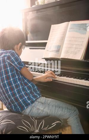 Ragazzo che suona il pianoforte, Monaco, Germania Foto Stock