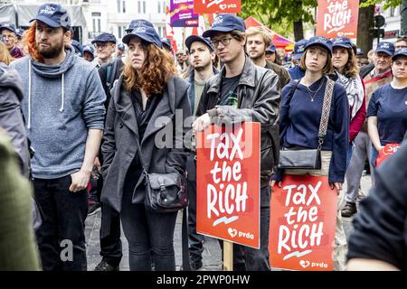 Bruxelles, Belgio. 01st maggio, 2023. Dimostranti raffigurati durante un'azione "tassare i ricchi!" Del partito di estrema sinistra PVDA - PTB a Bruxelles, il primo maggio, la Giornata del lavoro, la Giornata internazionale dei lavoratori, lunedì 01 maggio 2023. BELGA PHOTO HATIM KAGHAT Credit: Belga News Agency/Alamy Live News Foto Stock