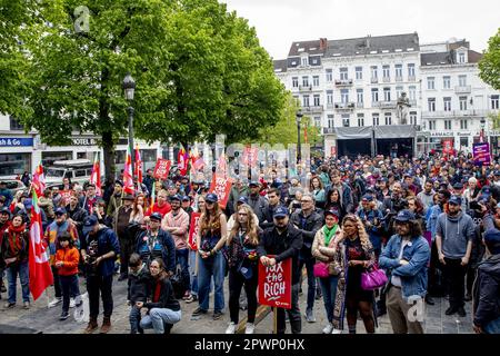 Bruxelles, Belgio. 01st maggio, 2023. Dimostranti raffigurati durante un'azione "tassare i ricchi!" Del partito di estrema sinistra PVDA - PTB a Bruxelles, il primo maggio, la Giornata del lavoro, la Giornata internazionale dei lavoratori, lunedì 01 maggio 2023. BELGA PHOTO HATIM KAGHAT Credit: Belga News Agency/Alamy Live News Foto Stock