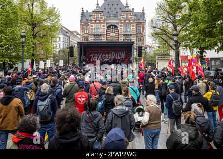 Bruxelles, Belgio. 01st maggio, 2023. L'immagine mostra un'azione "tassare i ricchi!" Del partito di estrema sinistra PVDA - PTB a Bruxelles, il primo maggio, la Giornata del lavoro, la Giornata internazionale dei lavoratori, lunedì 01 maggio 2023. BELGA PHOTO HATIM KAGHAT Credit: Belga News Agency/Alamy Live News Foto Stock