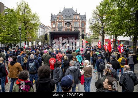 Bruxelles, Belgio. 01st maggio, 2023. L'immagine mostra un'azione "tassare i ricchi!" Del partito di estrema sinistra PVDA - PTB a Bruxelles, il primo maggio, la Giornata del lavoro, la Giornata internazionale dei lavoratori, lunedì 01 maggio 2023. BELGA PHOTO HATIM KAGHAT Credit: Belga News Agency/Alamy Live News Foto Stock