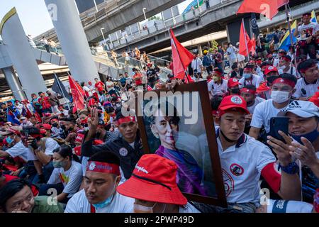 Bangkok, Thailandia. 01st maggio, 2023. Myanmar i lavoratori migranti residenti a Bangkok detengono un ritratto del leader della Lega Nazionale per la democrazia Aung San Suu Kyi imprigionato durante una protesta internazionale per la giornata del lavoro a Bangkok, Thailandia. Una coalizione di attivisti e gruppi politici thailandesi insieme ai lavoratori migranti del Myanmar si è riunita nella capitale thailandese di Bangkok, con diverse centinaia di marchers a piedi un router di 1 chilometri attraverso l'affollato shopping distinto di Pathumwan. la marcia si è conclusa al Bangkok Arts and Culture Center, dove diversi oratori si sono rivolti alla folla. Credit: ZUMA Press, Inc./Alamy Live News Foto Stock