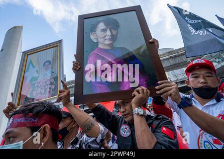 Bangkok, Thailandia. 01st maggio, 2023. Myanmar lavoratori migranti residenti a Bangkok detengono ritratti del leader della Lega Nazionale per la democrazia in carcere Aung San Suu Kyi durante una protesta internazionale per la giornata del lavoro a Bangkok, Thailandia. Una coalizione di attivisti e gruppi politici thailandesi insieme ai lavoratori migranti del Myanmar si è riunita nella capitale thailandese di Bangkok, con diverse centinaia di marchers a piedi un router di 1 chilometri attraverso l'affollato shopping distinto di Pathumwan. la marcia si è conclusa al Bangkok Arts and Culture Center, dove diversi oratori si sono rivolti alla folla. Credit: ZUMA Press, Inc./Alamy Live News Foto Stock