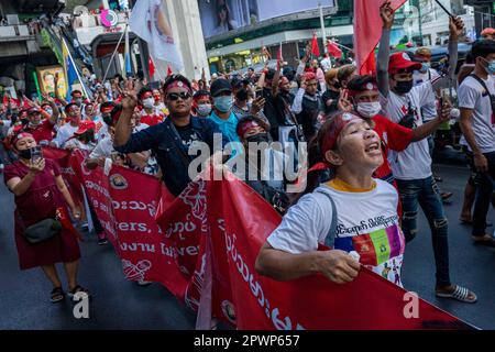 Bangkok, Thailandia. 01st maggio, 2023. Myanmar lavoratori migranti che risiedono a Bangkok marzo, mentre cantano slogan durante una protesta internazionale del lavoro a Bangkok, Thailandia. Una coalizione di attivisti e gruppi politici thailandesi insieme ai lavoratori migranti del Myanmar si è riunita nella capitale thailandese di Bangkok, con diverse centinaia di marchers a piedi un router di 1 chilometri attraverso l'affollato shopping distinto di Pathumwan. la marcia si è conclusa al Bangkok Arts and Culture Center, dove diversi oratori si sono rivolti alla folla. Credit: ZUMA Press, Inc./Alamy Live News Foto Stock