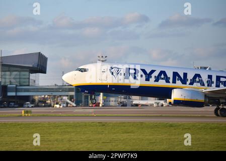 Danzica, Polonia - 30 aprile 2023: L'aereo passeggeri delle compagnie aeree Ryanair decollo dall'aeroporto Lech Walesa di Danzica Foto Stock