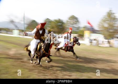 Islamabad. 30th Apr, 2023. I cavalieri di cavalli competono durante una concorrenza di ancoraggio della tenda a Islamabad, capitale del Pakistan il 30 aprile 2023. Credit: Ahmad Kamal/Xinhua/Alamy Live News Foto Stock