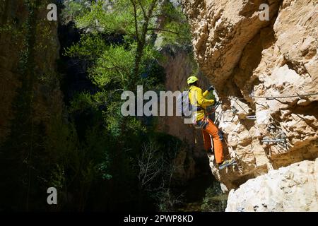 Scalando un percorso ferrato a San Blas, Arquillo Reservoir a Teruel. Foto Stock