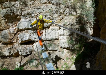 Scalando un percorso ferrato a San Blas, Arquillo Reservoir a Teruel. Foto Stock