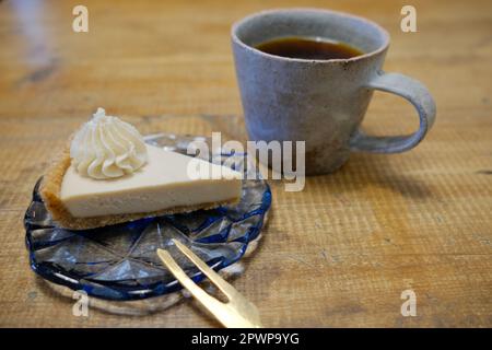 Caffè Pourover con Tart di formaggio Foto Stock