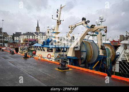 barche da pesca nel centro del porto di killybegs contea donegal repubblica d'irlanda Foto Stock