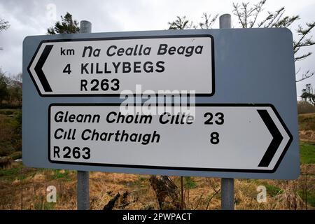 roadsign in irlandese e inglese sulla r263 per killybegs e glencolmcille kilcar contea donegal repubblica d'irlanda Foto Stock