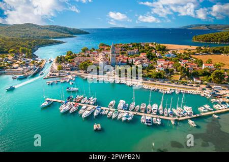 Città storica di Osor che collega le isole di Cres e Losinj vista aerea, l'arcipelago del Quarnero della Croazia Foto Stock