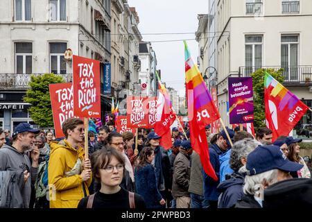 Bruxelles, Belgio. 01st maggio, 2023. Dimostranti raffigurati durante un'azione "tassare i ricchi!" Del partito di estrema sinistra PVDA - PTB a Bruxelles, il primo maggio, la Giornata del lavoro, la Giornata internazionale dei lavoratori, lunedì 01 maggio 2023. BELGA PHOTO HATIM KAGHAT Credit: Belga News Agency/Alamy Live News Foto Stock