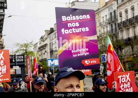 Bruxelles, Belgio. 01st maggio, 2023. Dimostranti raffigurati durante un'azione "tassare i ricchi!" Del partito di estrema sinistra PVDA - PTB a Bruxelles, il primo maggio, la Giornata del lavoro, la Giornata internazionale dei lavoratori, lunedì 01 maggio 2023. BELGA PHOTO HATIM KAGHAT Credit: Belga News Agency/Alamy Live News Foto Stock