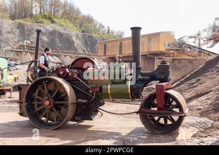 Buncombe Steambroller che offre un'esposizione di lavoro al Whatley Quarry Open Day, Cave di calcare, Frome, Somerset, Inghilterra, REGNO UNITO Foto Stock