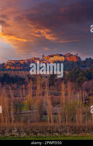 Paesaggio con ocra storico villaggio Roussillon, Provenza, Luberon, Vaucluse, Francia Foto Stock