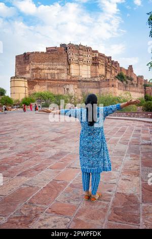 girl in piedi sparato con antico sfondo forte al giorno da immagine piatta angolo è presa a jodhpur rajasthan india. Foto Stock