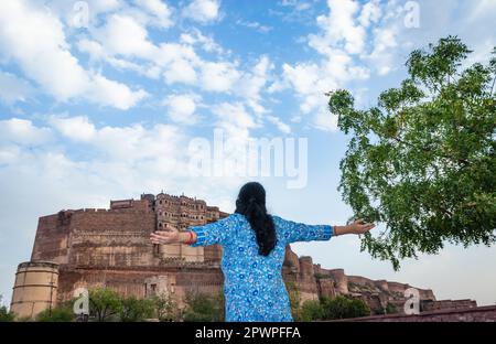 girl in piedi sparato con antico sfondo forte al giorno da immagine piatta angolo è presa a jodhpur rajasthan india. Foto Stock