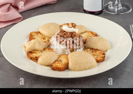 Tartare di vitello su un tavolo di pietra nel raffinato ristorante Foto Stock