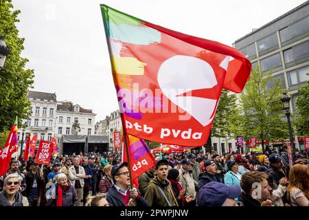 Bruxelles, Belgio. 01st maggio, 2023. Azione "tassare i ricchi!" Del partito di estrema sinistra PVDA - PTB a Bruxelles, il primo maggio, la Giornata del lavoro, la Giornata internazionale dei lavoratori, lunedì 01 maggio 2023. BELGA PHOTO HATIM KAGHAT Credit: Belga News Agency/Alamy Live News Foto Stock