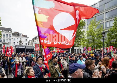 Bruxelles, Belgio. 01st maggio, 2023. Azione "tassare i ricchi!" Del partito di estrema sinistra PVDA - PTB a Bruxelles, il primo maggio, la Giornata del lavoro, la Giornata internazionale dei lavoratori, lunedì 01 maggio 2023. BELGA PHOTO HATIM KAGHAT Credit: Belga News Agency/Alamy Live News Foto Stock