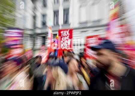 Bruxelles, Belgio. 01st maggio, 2023. L'immagine mostra un'azione "tassare i ricchi!" Del partito di estrema sinistra PVDA - PTB a Bruxelles, il primo maggio, la Giornata del lavoro, la Giornata internazionale dei lavoratori, lunedì 01 maggio 2023. BELGA PHOTO HATIM KAGHAT Credit: Belga News Agency/Alamy Live News Foto Stock