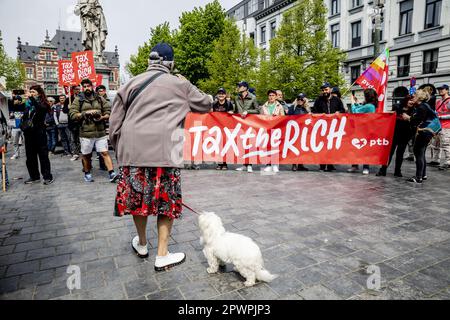 Bruxelles, Belgio. 01st maggio, 2023. Dimostranti raffigurati durante un'azione "tassare i ricchi!" Del partito di estrema sinistra PVDA - PTB a Bruxelles, il primo maggio, la Giornata del lavoro, la Giornata internazionale dei lavoratori, lunedì 01 maggio 2023. BELGA PHOTO HATIM KAGHAT Credit: Belga News Agency/Alamy Live News Foto Stock