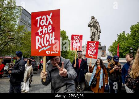 Bruxelles, Belgio. 01st maggio, 2023. Dimostranti raffigurati durante un'azione "tassare i ricchi!" Del partito di estrema sinistra PVDA - PTB a Bruxelles, il primo maggio, la Giornata del lavoro, la Giornata internazionale dei lavoratori, lunedì 01 maggio 2023. BELGA PHOTO HATIM KAGHAT Credit: Belga News Agency/Alamy Live News Foto Stock