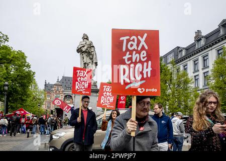 Bruxelles, Belgio. 01st maggio, 2023. Dimostranti raffigurati durante un'azione "tassare i ricchi!" Del partito di estrema sinistra PVDA - PTB a Bruxelles, il primo maggio, la Giornata del lavoro, la Giornata internazionale dei lavoratori, lunedì 01 maggio 2023. BELGA PHOTO HATIM KAGHAT Credit: Belga News Agency/Alamy Live News Foto Stock