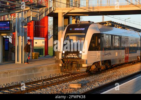 Danzica, Polonia - 30 aprile 2023: Ferrovia metropolitana Pomerania a Danzica. Trasporto pubblico che collega la città di Danzica con l'aeroporto e Kashubia Foto Stock