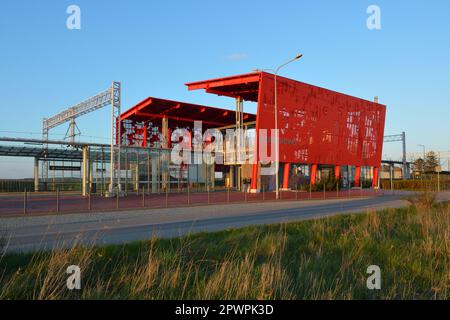 Danzica, Polonia - 30 aprile 2023: Piattaforma della ferrovia metropolitana Pomerania a Danzica. Trasporto pubblico che collega la città di Danzica con l'aeroporto An Foto Stock