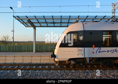 Danzica, Polonia - 30 aprile 2023: Ferrovia metropolitana Pomerania a Danzica. Trasporto pubblico che collega la città di Danzica con l'aeroporto e Kashubia Foto Stock