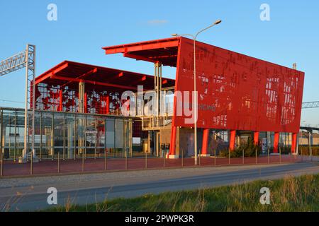 Danzica, Polonia - 30 aprile 2023: Piattaforma della ferrovia metropolitana Pomerania a Danzica. Trasporto pubblico che collega la città di Danzica con l'aeroporto An Foto Stock