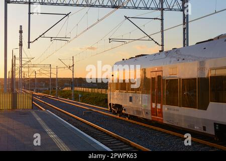 Danzica, Polonia - 30 aprile 2023: Ferrovia metropolitana Pomerania a Danzica. Trasporto pubblico che collega la città di Danzica con l'aeroporto e Kashubia Foto Stock