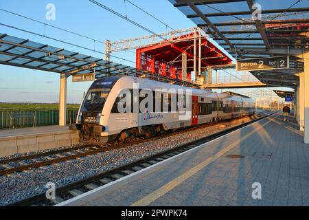 Danzica, Polonia - 30 aprile 2023: Piattaforma della ferrovia metropolitana Pomerania a Danzica. Trasporto pubblico che collega la città di Danzica con l'aeroporto An Foto Stock