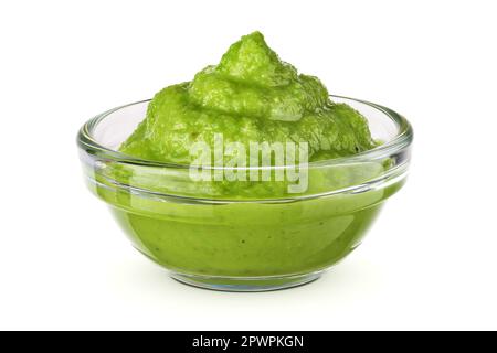 Ciotola di vetro con wasabi isolato su fondo bianco Foto Stock