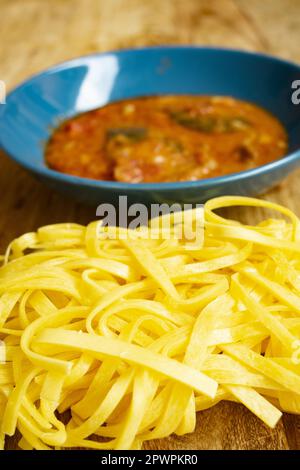 tagliatelle di uova fatte a casa con ragù di agnello Foto Stock