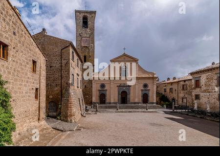 La chiesa di San Donato in Civita di Bagnoregio, in un momento di tranquillità Foto Stock