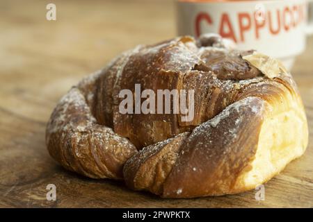 buon risveglio con croissant e cappuccino caldi appena sfornati Foto Stock