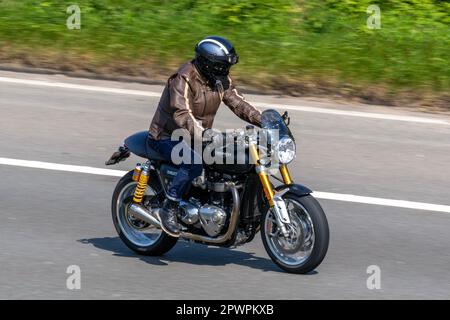 Triumph Thruxton 900 retro Cafe Racer Nova moto; viaggiando sull'autostrada M6, Regno Unito Foto Stock