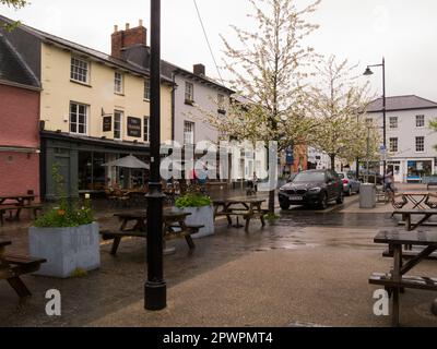 Il Trading Post popolare ristorante nella città di Nevill Street mercato di Abergavenny Monmouthshire Gateway per il Galles UK in una giornata umida Foto Stock