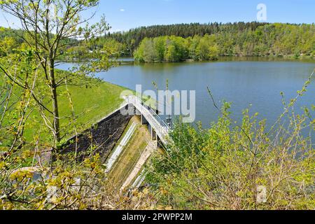 La diga di Auma nel Vogtland con le pareti della diga in primavera, Germania Foto Stock