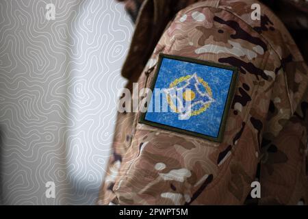 Organizzazione del trattato di sicurezza collettiva Soldato. Soldato con bandiera Collective Security Treaty Organization, bandiera CSTO su un'uniforme militare. Camouflag Foto Stock