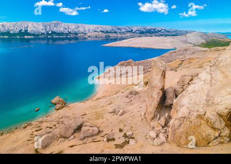 Metajna, isola di Pag. Famosa spiaggia di Beritnica nel deserto di pietra incredibile paesaggio vista aerea, Dalmazia regione della Croazia Foto Stock