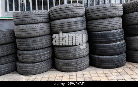 Pneumatici impilati l'uno sull'altro. Foto Stock