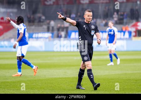 Aalborg, Danimarca. 30th Apr, 2023. L'arbitro Morten Krogh visto durante la Superliga match 3F tra Aalborg Boldklub e Lyngby Boldklub all'Aalborg Portland Park di Aalborg. (Photo Credit: Gonzales Photo/Alamy Live News Foto Stock