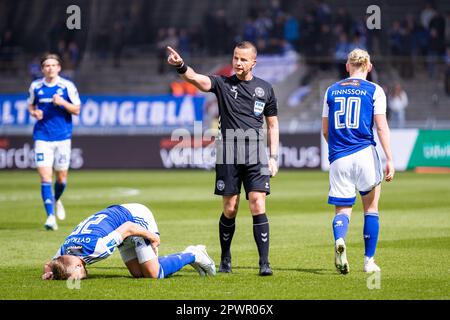 Aalborg, Danimarca. 30th Apr, 2023. L'arbitro Morten Krogh visto durante la Superliga match 3F tra Aalborg Boldklub e Lyngby Boldklub all'Aalborg Portland Park di Aalborg. (Photo Credit: Gonzales Photo/Alamy Live News Foto Stock