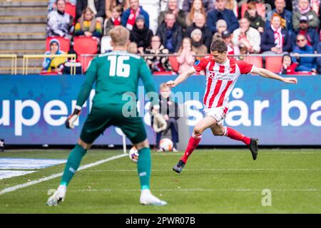 Aalborg, Danimarca. 30th Apr, 2023. Nicklas Helenius (17) di AaB visto durante il Superliga match 3F tra Aalborg Boldklub e Lyngby Boldklub all'Aalborg Portland Park di Aalborg. (Photo Credit: Gonzales Photo/Alamy Live News Foto Stock